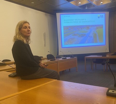 Frau Rodeheger bei der Präsentation